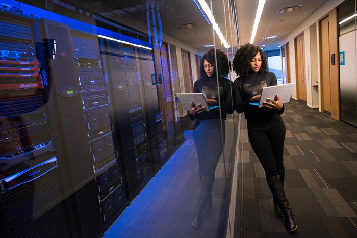 servers-woman servers-woman